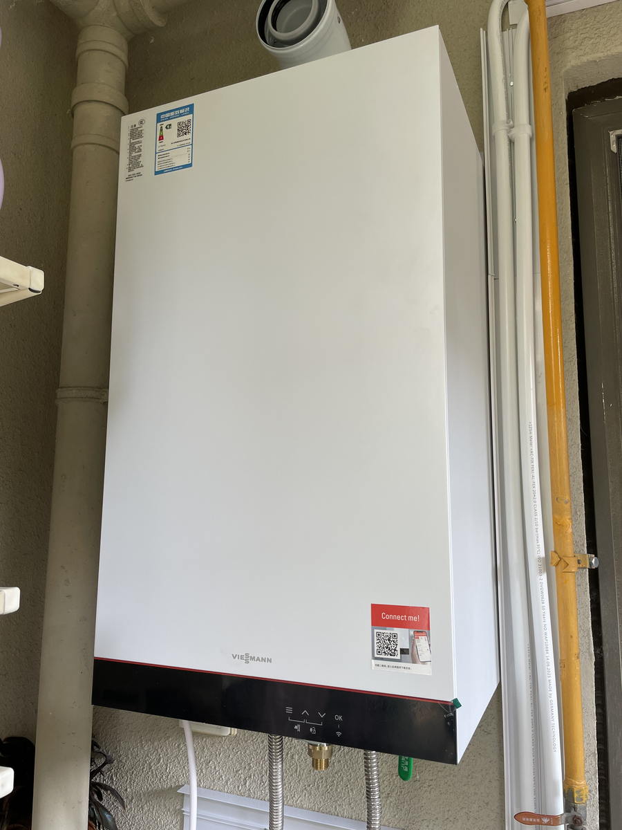 墙面上挂装的钢制板式散热器与回路阀门