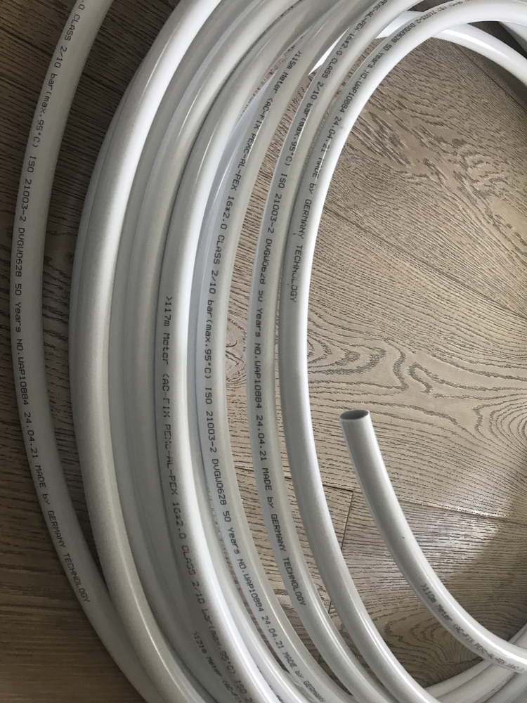壁挂炉与明装管路的接口部位