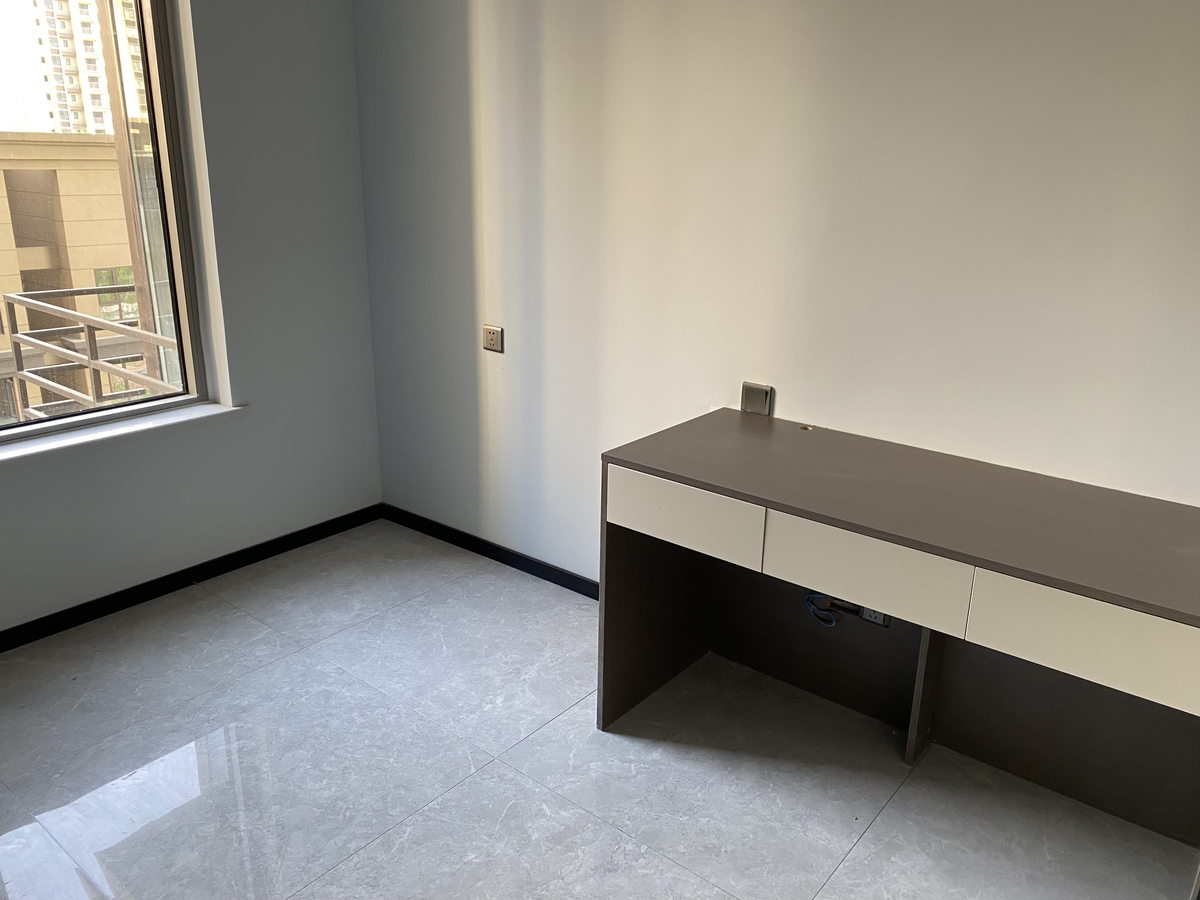 多层住宅房间挂装前的外窗侧墙与家具占位情况