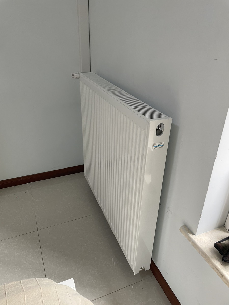 墙面挂装的白色钢制板式散热器