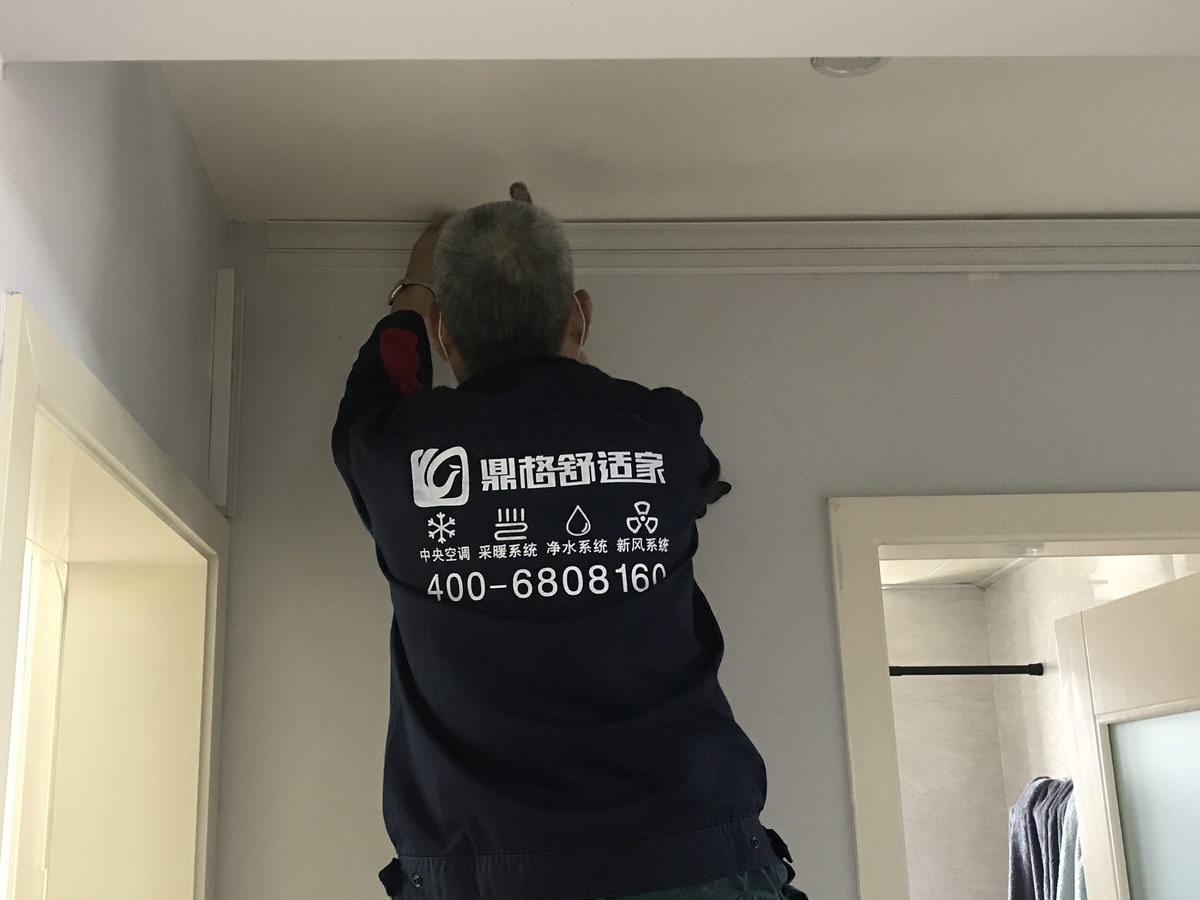 散热器底部恒温阀与管道接头的安装细节