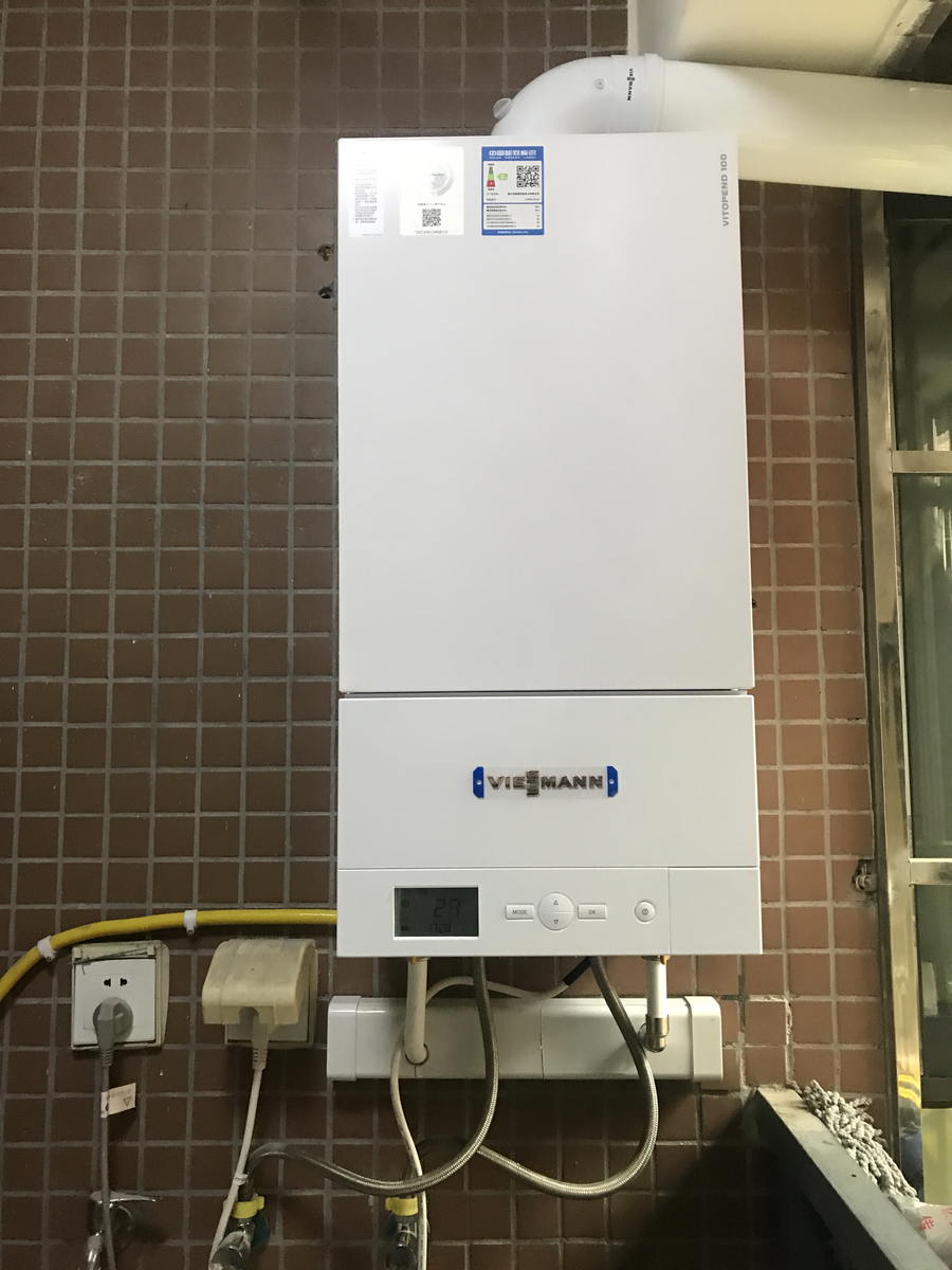 超高层高区靠窗实墙挂装的钢制板式散热器